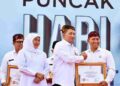 Menteri Koperasi Di Bakorwil Pamekasan, Memberikan Penghargaan Plt. Bupati Tulungagung Ahmad Baharudin Pembina Koperasi Andalan Jatim
