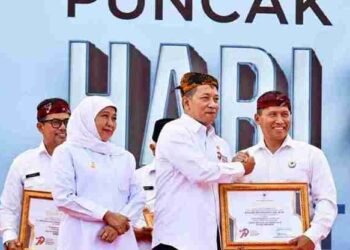 Menteri Koperasi Di Bakorwil Pamekasan, Memberikan Penghargaan Plt. Bupati Tulungagung Ahmad Baharudin Pembina Koperasi Andalan Jatim
