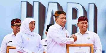 Menteri Koperasi Di Bakorwil Pamekasan, Memberikan Penghargaan Plt. Bupati Tulungagung Ahmad Baharudin Pembina Koperasi Andalan Jatim