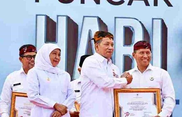 Menteri Koperasi Di Bakorwil Pamekasan, Memberikan Penghargaan Plt. Bupati Tulungagung Ahmad Baharudin Pembina Koperasi Andalan Jatim