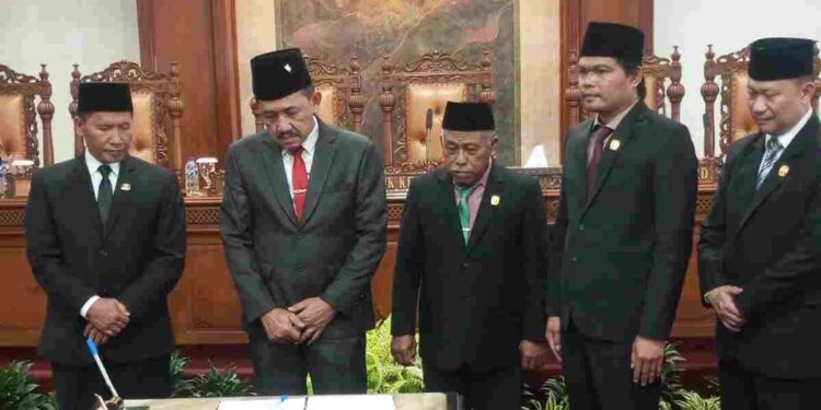 PLT BUPATI AHMAD BAHARUDIN HADIRI PELANTIKAN WAKIL KETUA DPRD DAN KESEPAKATAN PERUBAHAN KUA-PPAS 2026
