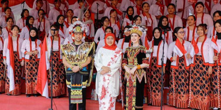 Gubernur Khofifah Pimpin Upacara HUT Ke-81 Kemerdekaan RI di Grahadi: Gelorakan Semangat Wujudkan Kedaulatan, Keadilan dan Kemakmuran Bangsa