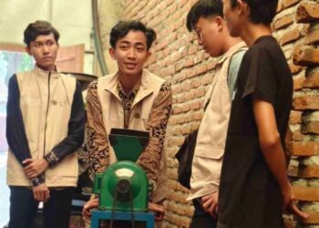 Gali Komoditas Unggulan Jatirejo, Mahasiswa KKN STIE Al-Anwar Observasi Kopi Robusta Padangasri