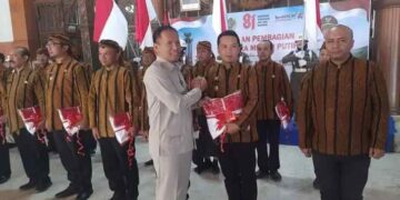Semarakan Hut RI Ke 81, Plt Bupati Tulungagung Bagikan 10.000 Bendera Merah Putih