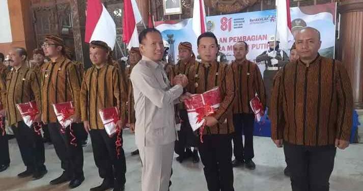 Semarakan Hut RI Ke 81, Plt Bupati Tulungagung Bagikan 10.000 Bendera Merah Putih