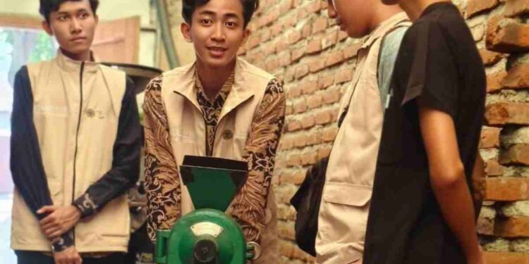 Gali Komoditas Unggulan Jatirejo, Mahasiswa KKN STIE Al-Anwar Observasi Kopi Robusta Padangasri