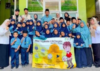 Cegah Stunting dan Cacingan, Mahasiswa KKN STIE Al-Anwar Dampingi Bidan Desa di MI Salafiyah Mojogeneng