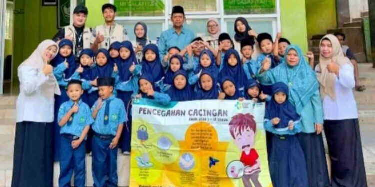 Cegah Stunting dan Cacingan, Mahasiswa KKN STIE Al-Anwar Dampingi Bidan Desa di MI Salafiyah Mojogeneng