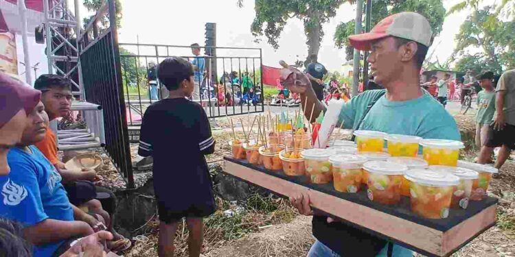 Semangat Merah Putih, Semangat Dagang: Omzet Pedagang Agustusan di Mojokerto Capai Ratusan Ribu