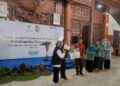 SEKDA TULUNGAGUNG, DRS. TRI HARIADI, M.SI MENYERAHKAN BANTUAN SOSIAL DARI KEMENSOS