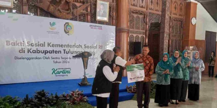 SEKDA TULUNGAGUNG, DRS. TRI HARIADI, M.SI MENYERAHKAN BANTUAN SOSIAL DARI KEMENSOS