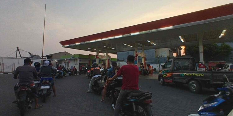 Sejumlah SPBU di Mojokerto Alami Lonjakan Pembelian Pertalite Sebabkan Antrean Panjang di Jam Sibuk