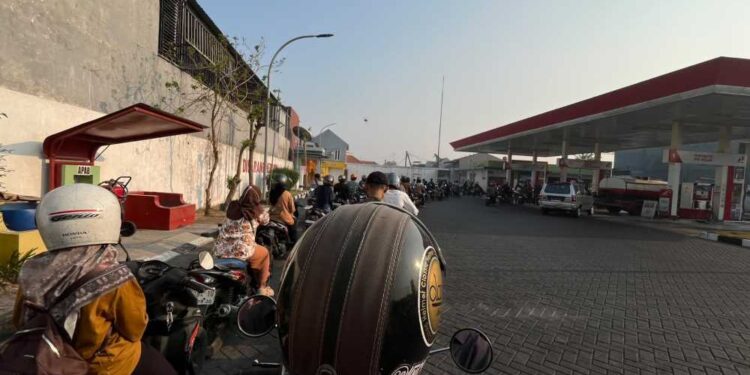 Fenomena Antrean Pertalite Mengular di Mojokerto, Pengendara Akui SPBU Perkotaan Selalu Padat Sejak Pertamax Naik