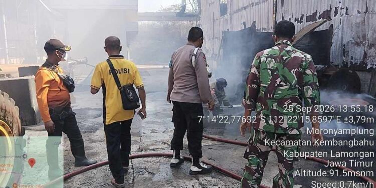 Kebakaran Hebat Melanda Pabrik PT YWI, Polres Lamongan Turunkan Tim Gabungan