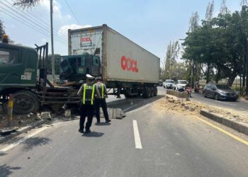 Polres Lamongan Respon Cepat Laka Tunggal Truk Trailer Di Jalur Lamongan-Babat