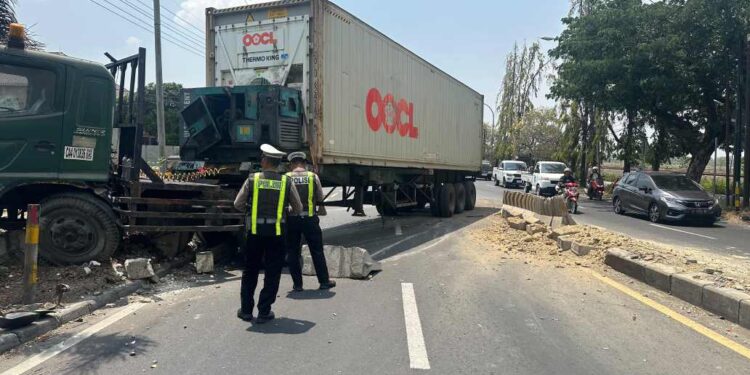 Polres Lamongan Respon Cepat Laka Tunggal Truk Trailer Di Jalur Lamongan-Babat