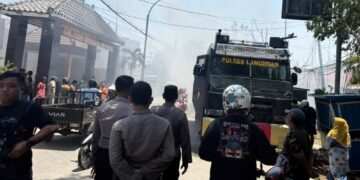 Dipicu Percikan Korek Api di Tumpukan Plastik, Gudang Rosokan di Jalan Pahlawan Lamongan Ludes Terbakar