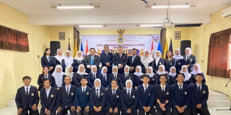 STIE Al-Anwar Mojokerto Gelar Yudisium ke-25, Ketua Kampus Pesan Pentingnya Menjaga Almamater