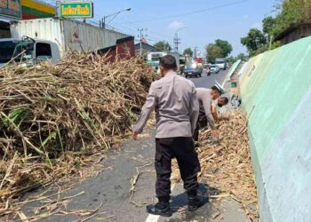 Truk Tronton Kelebihan Muatan Tebu, Polsek Babat Respons Cepat Laporan Call Center 110