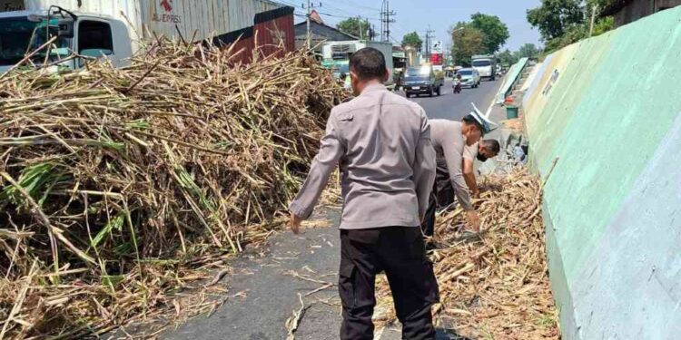 Truk Tronton Kelebihan Muatan Tebu, Polsek Babat Respons Cepat Laporan Call Center 110