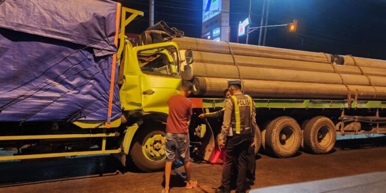 Kecelakaan Beruntun Di Jalan Lamongan-Deket, Pengendara Motor Meninggal Dunia, Polres Lamongan Lakukan Evakuasi Korban