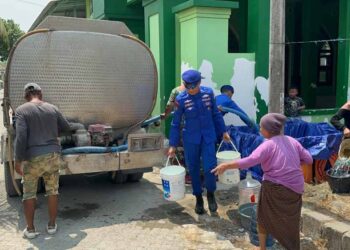 Warga Tlogoretno Sambut Antusias Bantuan 5 Tangki Air Bersih dari Satpolairud dan Polsek Brondong Lamongan
