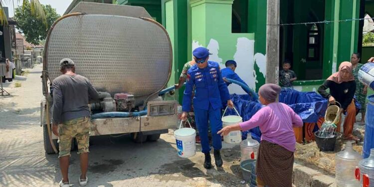Warga Tlogoretno Sambut Antusias Bantuan 5 Tangki Air Bersih dari Satpolairud dan Polsek Brondong Lamongan
