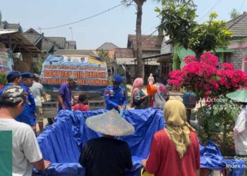 Turun Langsung ke Pesisir Brondong, Satpolairud Polres Lamongan Distribusikan Bantuan Air Bersih Bagi Warga Tlogoretno