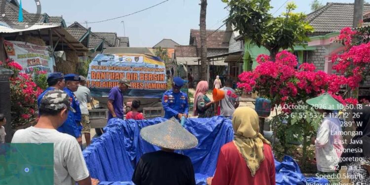 Turun Langsung ke Pesisir Brondong, Satpolairud Polres Lamongan Distribusikan Bantuan Air Bersih Bagi Warga Tlogoretno