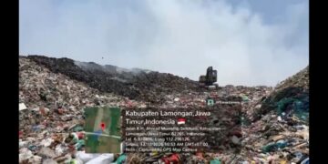 Titik Api Besar Berhasil Dipadamkan, Petugas Petakan Sisa Asap Kebakaran TPA Dadapan Solokuro Lamongan