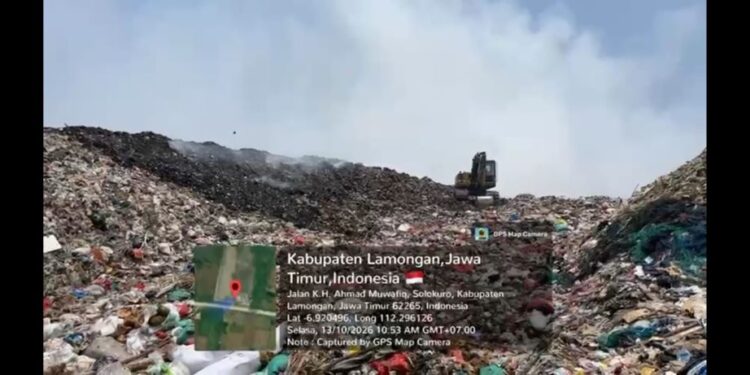 Titik Api Besar Berhasil Dipadamkan, Petugas Petakan Sisa Asap Kebakaran TPA Dadapan Solokuro Lamongan