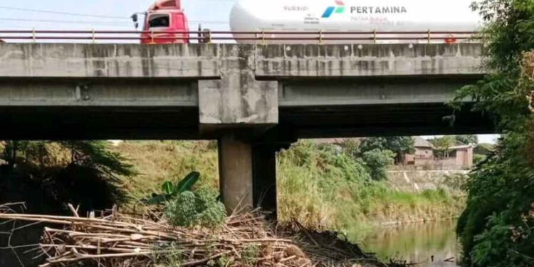 Takut Erosi atau Banjir, Warga Keluhkan Rumpun Pohon Bambu atau Barongan Ori Nyangkut di Tiang Jembatan Brangkal Mojokerto