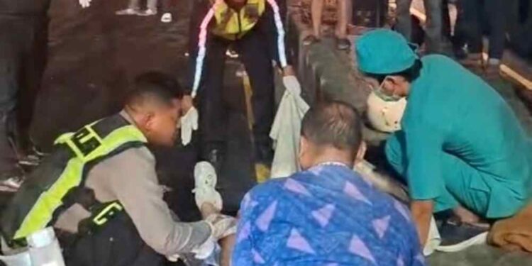 Pindah Lajur Mendadak, Honda Vario Tertabrak Truk Tronton di Jalur Poros Pandan Pancur Lamongan