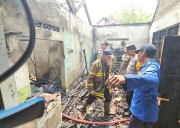 Polsek dan Damkar Lamongan Berhasil Padamkan Kebakaran Rumah Warga di Tikung