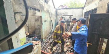 Polsek dan Damkar Lamongan Berhasil Padamkan Kebakaran Rumah Warga di Tikung