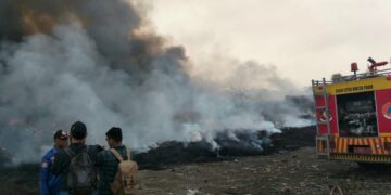 Lahan Dua Hektare Penumpukan Ban Bekas Terbakar di Trowulan, Petugas Masih Berjibaku Padamkan Api