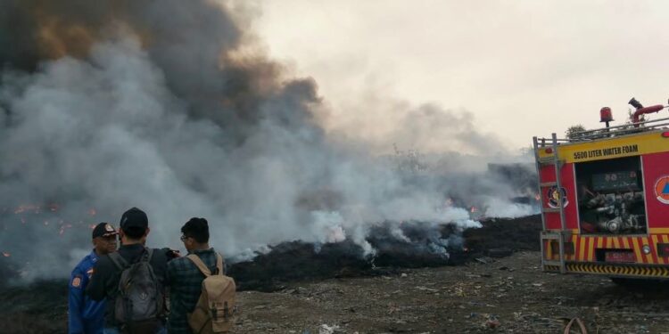 Lahan Dua Hektare Penumpukan Ban Bekas Terbakar di Trowulan, Petugas Masih Berjibaku Padamkan Api
