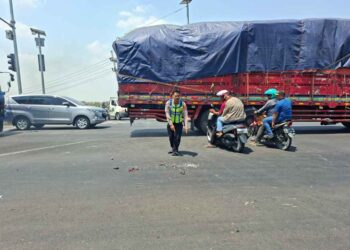 Penyelidikan Laka Lantas di Jalan JLU Lamongan, Polisi Amankan Barang Bukti dan Minta Keterangan Saksi