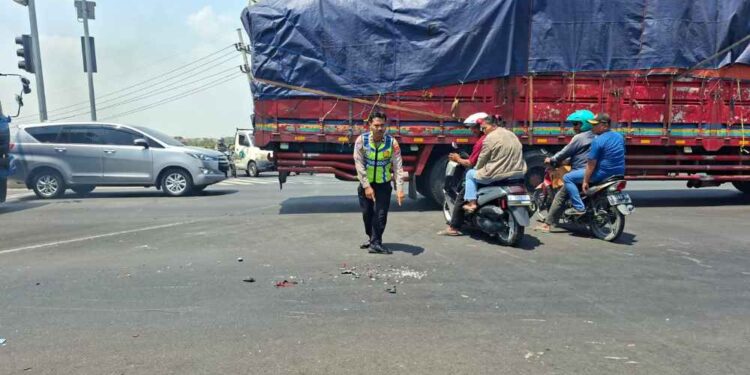Penyelidikan Laka Lantas di Jalan JLU Lamongan, Polisi Amankan Barang Bukti dan Minta Keterangan Saksi