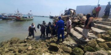 Terjatuh Usai Baling-Baling Terlilit Plastik, Nelayan Asal Brondong Lamongan Meninggal Dunia di Lautan