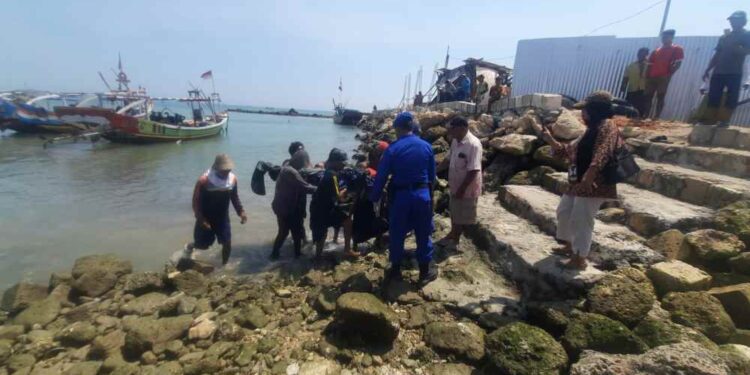Terjatuh Usai Baling-Baling Terlilit Plastik, Nelayan Asal Brondong Lamongan Meninggal Dunia di Lautan