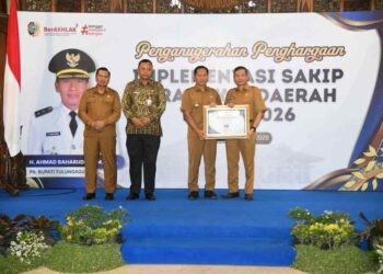 Plt Bupati Tulungagung, Menyerahkan penganugerahan SAKIP tahun 2026. (dok redaksi).