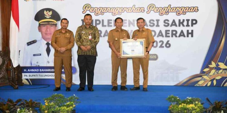 Plt Bupati Tulungagung, Menyerahkan penganugerahan SAKIP tahun 2026. (dok redaksi).