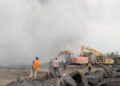 Lahan Dua Hektare Penumpukan Ban Bekas Terbakar di Trowulan, Petugas Masih Berjibaku Padamkan Api