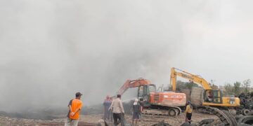 Lahan Dua Hektare Penumpukan Ban Bekas Terbakar di Trowulan, Petugas Masih Berjibaku Padamkan Api